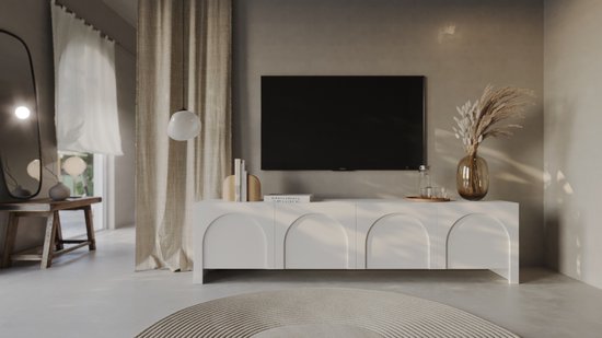 Witte kast met boogdeuren onder een tv, in een stijlvolle woonkamer.
