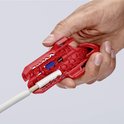 Rood ontmantelingsgereedschap met blauwe inzetstukken, vasthoudend aan een witte kabel.