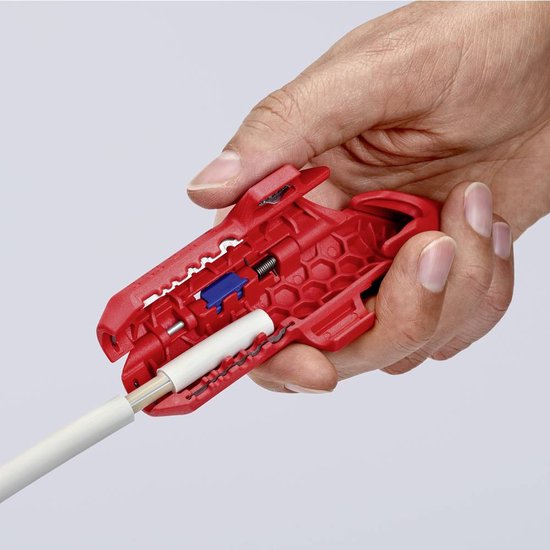 Rood ontmantelingsgereedschap met blauwe inzetstukken, vasthoudend aan een witte kabel.