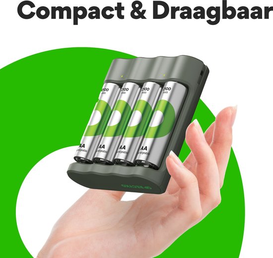 Een hand houdt een donkergrijze batterijlader vast met vier AA-batterijen erin. De batterijen hebben groene cirkels en de tekst '2100 mAh'.