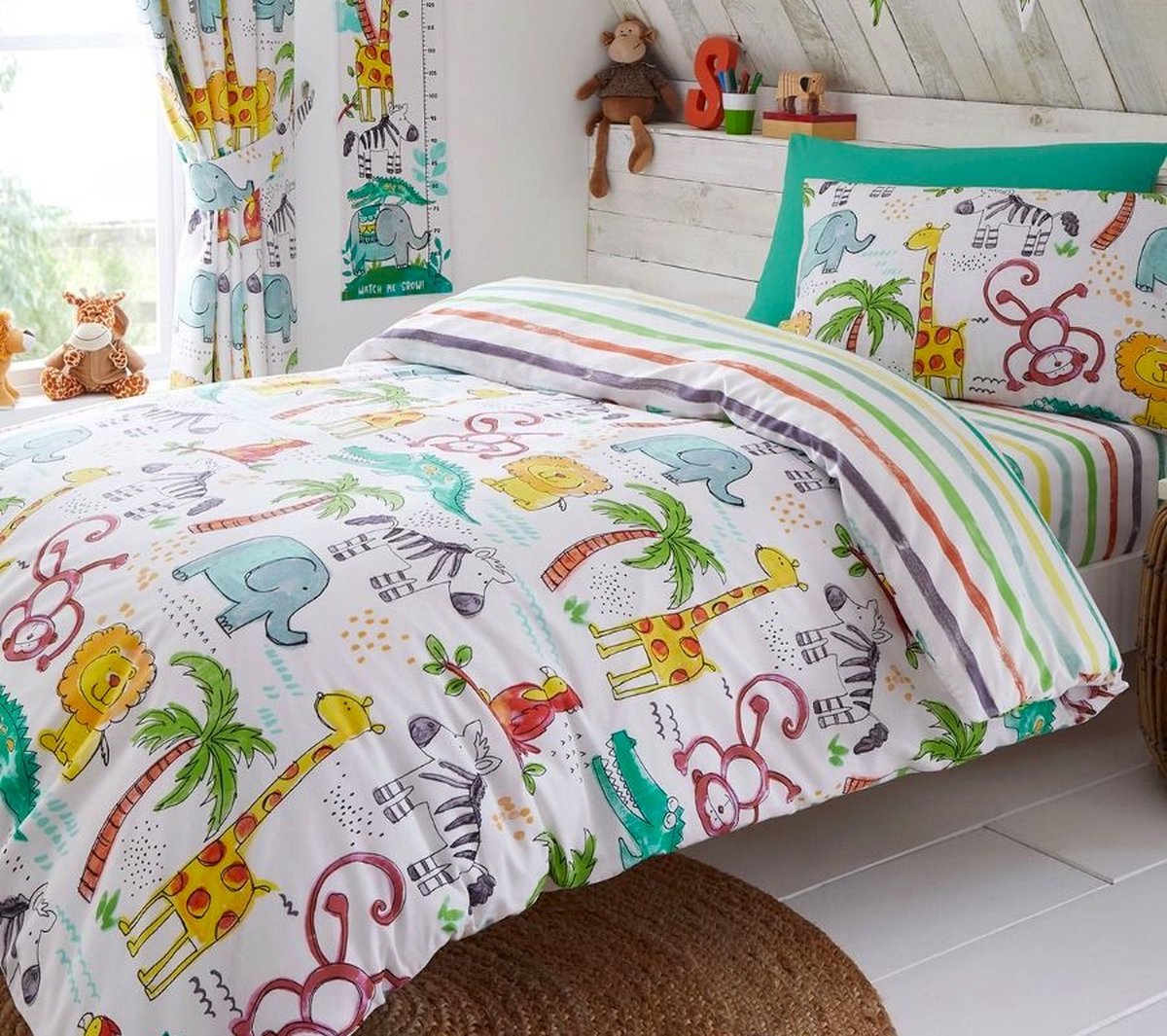 Peuter / junior dekbedovertrek (dekbed hoes) “jungle fun” wit met vrolijk gekleurde wilde dieren: olifant, zebra, aap, krokodil, giraffe, vogels tussen de bomen (safari dierentuin) 120 x 150 cm (natuur beddengoed kinderkamer)