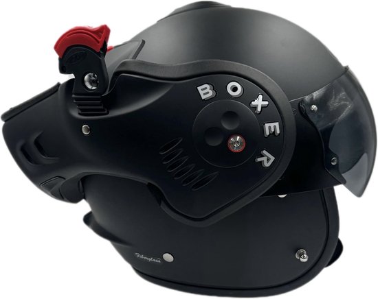 Matzwarte systeemhelm met vizier en rode sluitingen. De tekst 'BOXER' is zichtbaar op de helm.