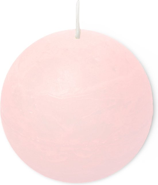 Bougie sphérique rose pâle, aspect rustique, aspect marbré et mèche blanche.