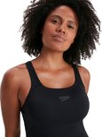 Close-up van een vrouw in een zwart sportbadpak met Speedo logo.