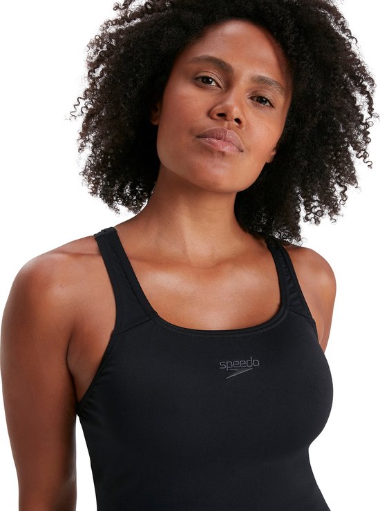 Close-up van een vrouw in een zwart sportbadpak met Speedo logo.