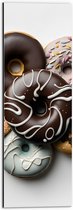 Dibond - Stapel Verschillende Smaken Donuts tegen Lichtgekleurde Achtergrond - 20x60 cm Foto op Aluminium (Met Ophangsysteem)