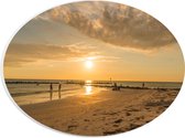 PVC Schuimplaat Ovaal - Personen - Avondzon - Zee - Strand - Zand - Water - Wolken - 28x21 cm Foto op Ovaal (Met Ophangsysteem)