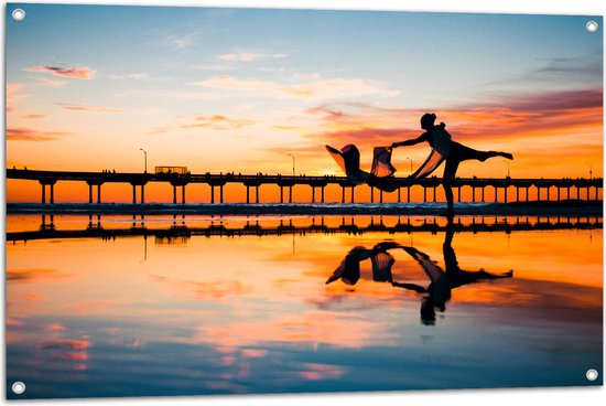 Tuinposter – Persoon - Water - Dansen - Brug - Lucht - 105x70 cm Foto op Tuinposter (wanddecoratie voor buiten en binnen)