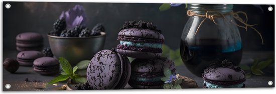 Tuinposter – Tafereel van Paarse Macarons met Blauwe Vulling langs Vaas met Paarse Bloemen - 120x40 cm Foto op Tuinposter (wanddecoratie voor buiten en binnen)