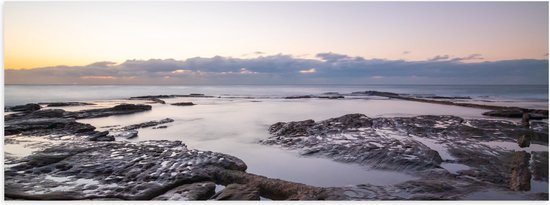 Poster (Mat) - Stenen - Water - Wolken - 60x20 cm Foto op Posterpapier met een Matte look