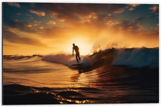 Dibond - Surfer in Actie tijdens Zonsondergang - 60x40 cm Foto op Aluminium (Met Ophangsysteem)