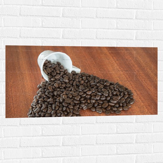 Muursticker - Koffiebonen in Hart Gevallen uit Kopje - 100x50 cm Foto op Muursticker