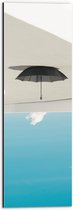 Dibond - Zwarte Paraplu Hangend aan Wit Vlak bij Wolken - 20x60 cm Foto op Aluminium (Wanddecoratie van metaal)