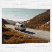 Muursticker - Camper in Berglandschap - 100x75 cm Foto op Muursticker