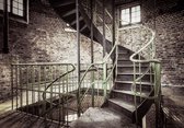 Papier peint photo - Papier peint intissé - Escalier tournant dans un ancien bâtiment industriel - 254 x 184 cm