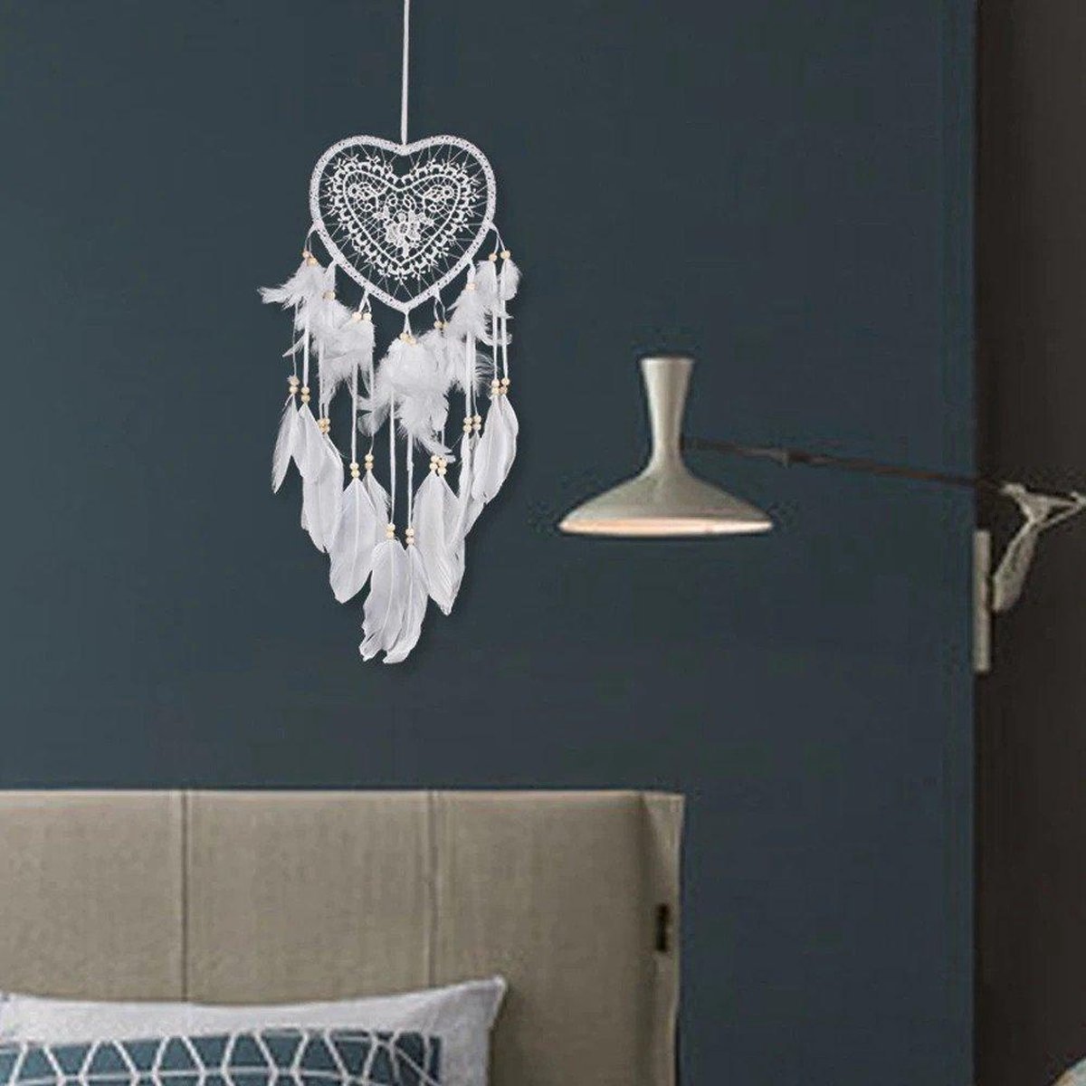New Age Devi "Handgemaakte Droomvanger - Indianen Decoratie - Hartvormige Kraaltjes & Veren - Wit"