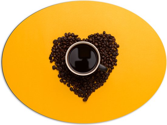 Dibond Ovaal - Kop Koffie in Hart Koffiebonen op Okergele Achtergrond - 108x81 cm Foto op Ovaal (Met Ophangsysteem)