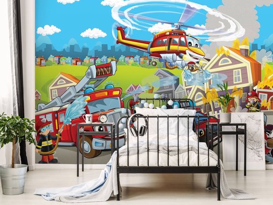 Een vrolijke brandweerprint met brandweerwagen, helikopter en brandweerlieden, bij brandende huizen.