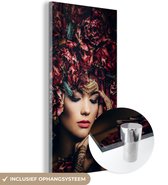 Glasschilderij vrouw - Bloemen - Rood - Sieraden - Henna - Foto op glas - Wanddecoratie glas - 20x40 cm - Schilderij glas - Slaapkamer - Woondecoratie