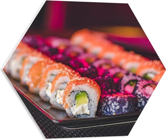 PVC Schuimplaat Hexagon - Schaal Vol met Verschillende Smaken Sushi in Paars Licht - 50x43.5 cm Foto op Hexagon (Met Ophangsysteem)