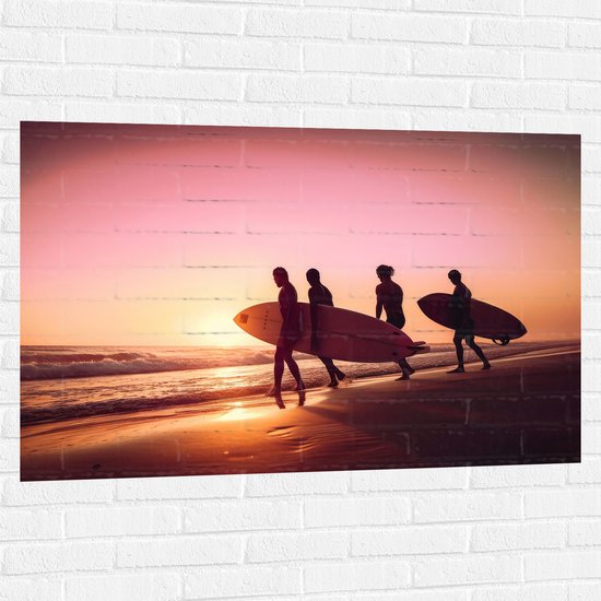 Muursticker - Groep Surfers op Weg naar de Zee tijdens Zonsondergang - 120x80 cm Foto op Muursticker