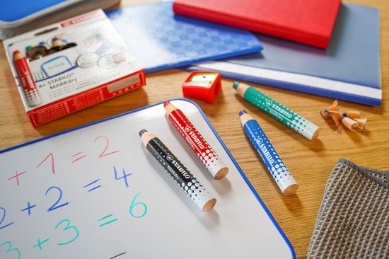STABILO Markdry Markeerstiften – Etui Met 4 Stuks (zwart, Blauw, Rood, Groen) + Doek + Slijper 3 miniatura