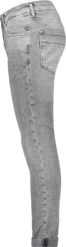 Zijaanzicht van een grijze slim fit jeans voor heren, met omgeslagen broekspijpen.