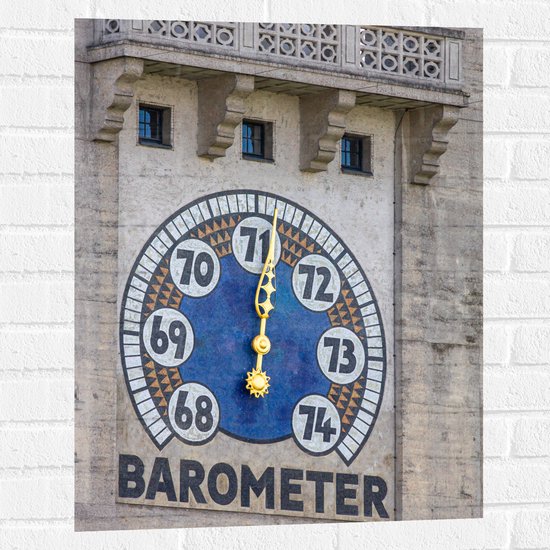 Muursticker - Barometer op Gevel van Bruin Gebouw - 60x80 cm Foto op Muursticker