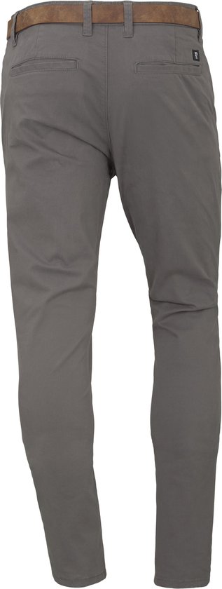 Achterkant van grijze chino broek met bruine riem.