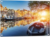 Tuinposter – Zonnestralen over de Grachten van Amsterdam Vol met Boten - 80x60 cm Foto op Tuinposter (wanddecoratie voor buiten en binnen)