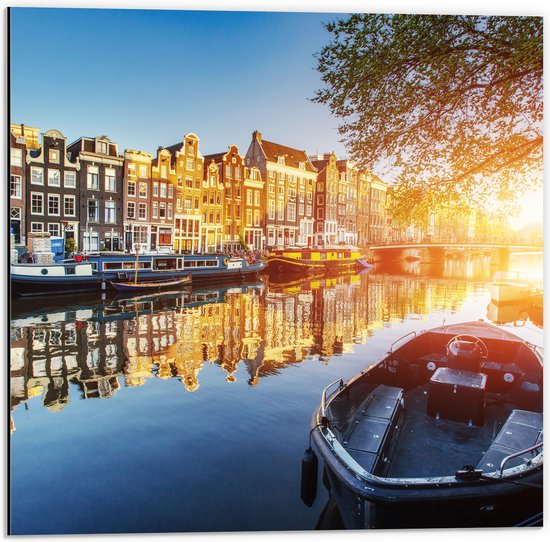 Dibond - Zonnestralen over de Grachten van Amsterdam Vol met Boten - 50x50 cm Foto op Aluminium (Met Ophangsysteem)
