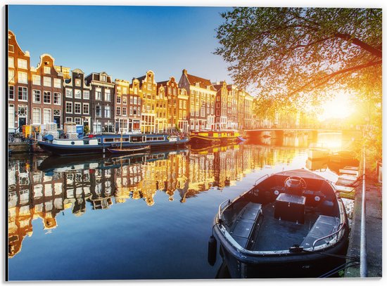 Dibond - Zonnestralen over de Grachten van Amsterdam Vol met Boten - 40x30 cm Foto op Aluminium (Met Ophangsysteem)