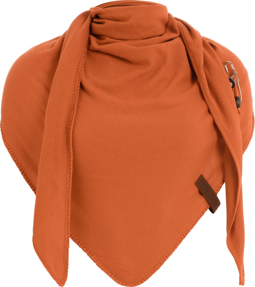 Knit Factory Lola Gebreide Omslagdoek - Driehoek Sjaal Dames - Katoenen sjaal - Luchtige Sjaal voor de lente, zomer en herfst - Stola - Baked Orange - 190x85 cm - Inclusief sierspeld