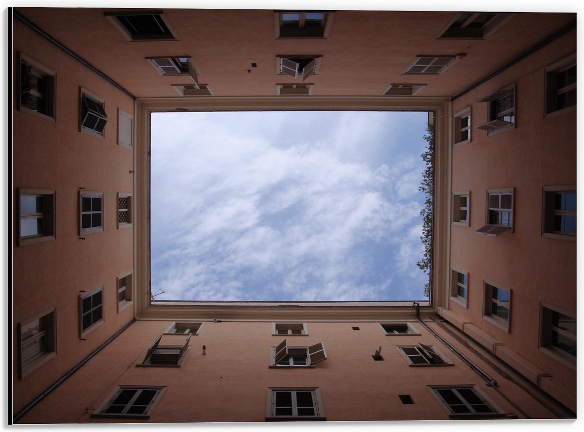 Dibond - Binnenplaats van Roze Gebouw onder Sluierbewolking - 40x30 cm Foto op Aluminium (Wanddecoratie van metaal)