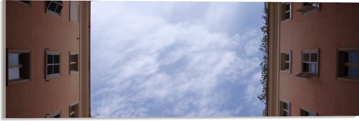 Acrylglas - Binnenplaats van Roze Gebouw onder Sluierbewolking - 60x20 cm Foto op Acrylglas (Wanddecoratie op Acrylaat)