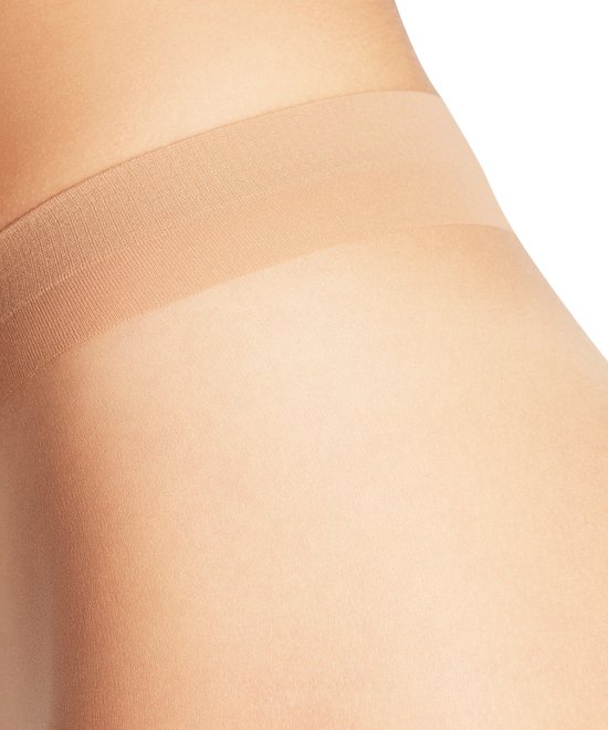 Detailopname van de tailleband van een glanzende, doorschijnende, huidkleurige panty.