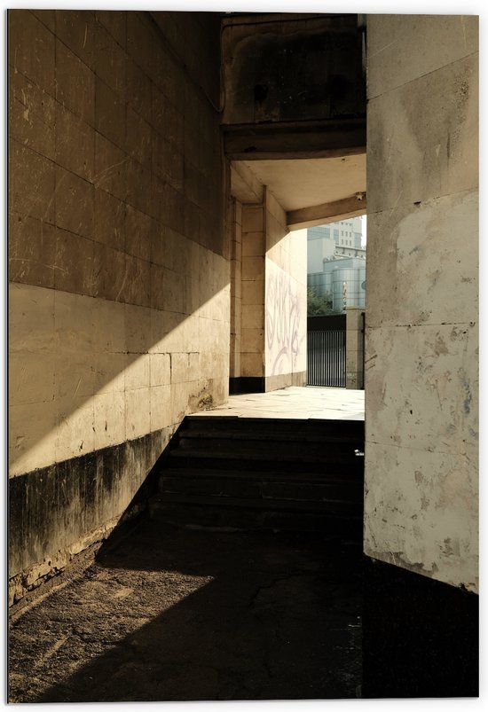 Dibond - Lichtinval in Beton Gebouw - 70x105 cm Foto op Aluminium (Met Ophangsysteem)