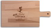 Serveerplank Skiën Never Look Back Look Forward - Alle sporten - Hapjesplank - Borrelplank hout - Kaasplank - Verjaardag - Jubilea - Housewarming - Cadeau voor vrouw - Cadeau voor man - Keuken - 36x19cm - WoodWideGifts