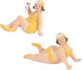 Woonkamer decoratie beeldjes set van 2 dikke dames - geel badpak - 17 cm