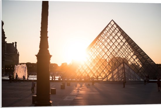 PVC Schuimplaat- Zonnestralen over het Plein van het Louvre in Parijs - 90x60 cm Foto op PVC Schuimplaat