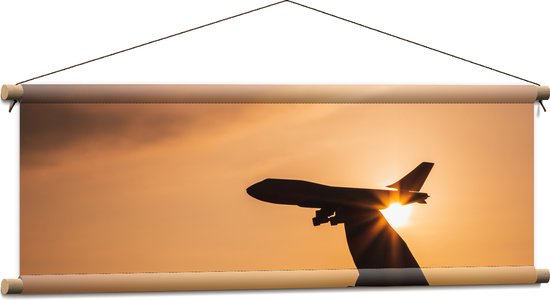 Textielposter - Speelgoed Vliegtuig in Mensenhand bij Zonsondergang - 90x30 cm Foto op Textiel