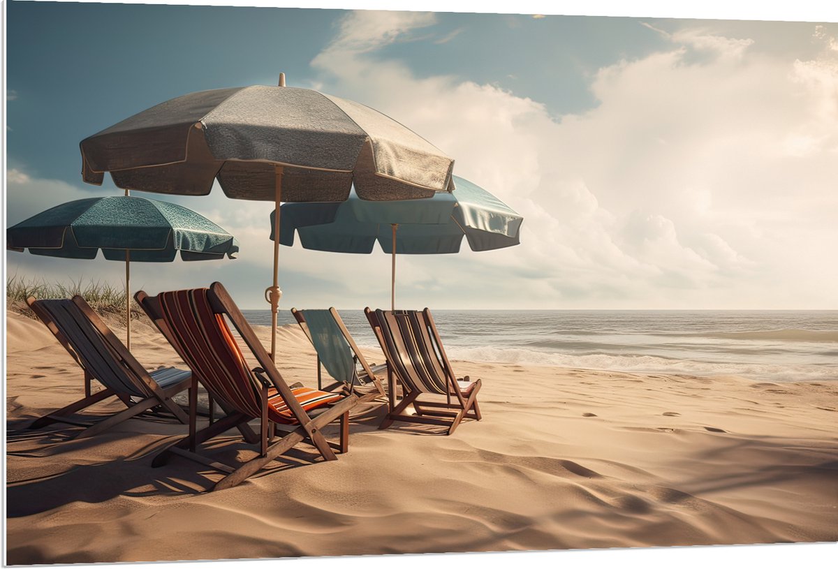 PVC Schuimplaat- Strandstoelen en Parasols op het Strand op Bewolkte Dag - 120x80 cm Foto
