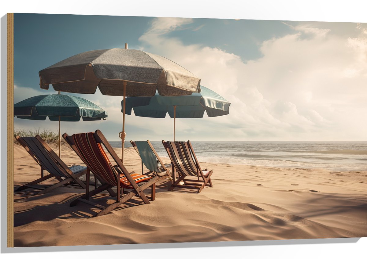 Hout - Strandstoelen en Parasols op het Strand op Bewolkte Dag - 105x70 cm - 9 mm dik - Foto op Hout (Met Ophangsysteem)