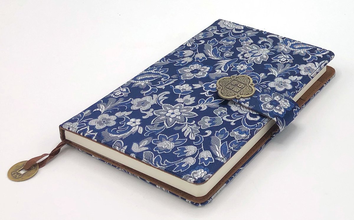 Dagboek - Notebook Chinese Yun Brocade - Journal - Light Blue flowers - Hardcover met magneet slot - 22 x 15 cm.