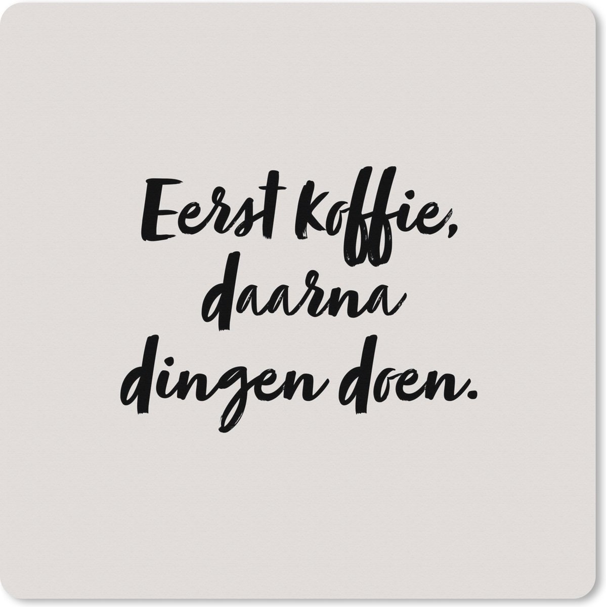 Muismat XXL 40x40 cm - Bureau onderlegger - Bureau mat Quote - Eerst koffie, daarna dingen doen - Taupe - Bureaumat - Gaming mousepad xl - Bureaulegger groot - Computer deskmat