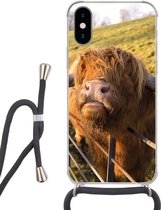 Hoesje met koord Geschikt voor iPhone XS - Schotse Hooglander - Hek - Gras - Siliconen - Crossbody - Backcover met Koord - Telefoonhoesje met koord - Hoesje met touw