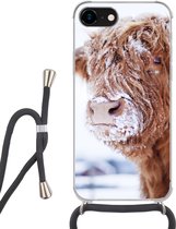 Hoesje met koord Geschikt voor iPhone 7 - Schotse Hooglander - Sneeuw - Bruin - Siliconen - Crossbody - Backcover met Koord - Telefoonhoesje met koord - Hoesje met touw