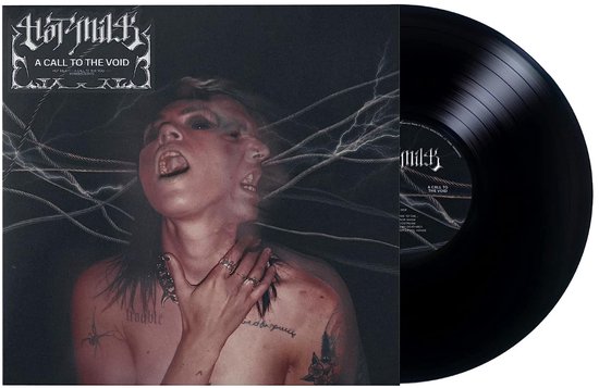 Zwarte vinylplaat met een hoes met een verontrustend dubbelportret van een persoon met open mond.