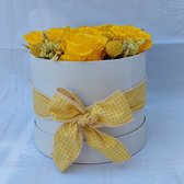 Gele Long life rozen flowerbox / 6 gestabliseerde rozen combineert met gele droogbloemen / cadeau voor elke gelegenheden