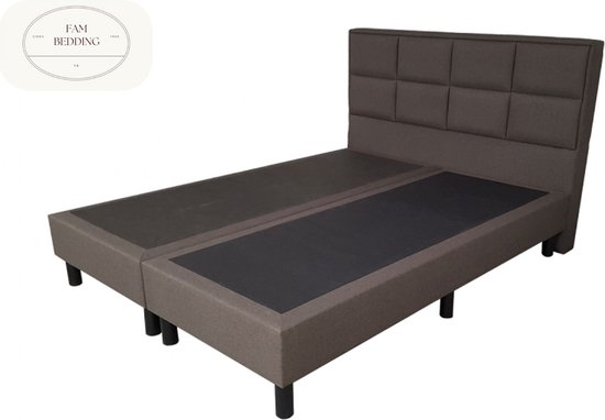 Bruine boxspring voor twee personen met een hoofdbord met vierkante kussens en zwarte pootjes.